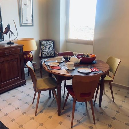 Saint-Sauveur-de-Cruzière Les Volets Rouges Bed & Breakfast エクステリア 写真