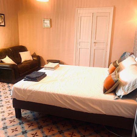 Saint-Sauveur-de-Cruzière Les Volets Rouges Bed & Breakfast エクステリア 写真