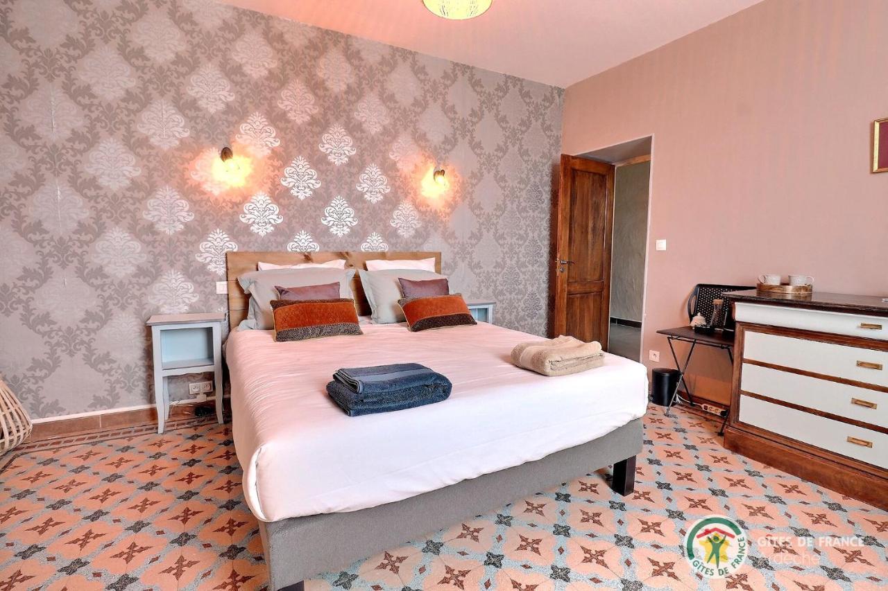 Saint-Sauveur-de-Cruzière Les Volets Rouges Bed & Breakfast エクステリア 写真