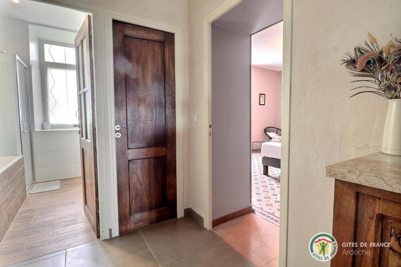 Saint-Sauveur-de-Cruzière Les Volets Rouges Bed & Breakfast エクステリア 写真