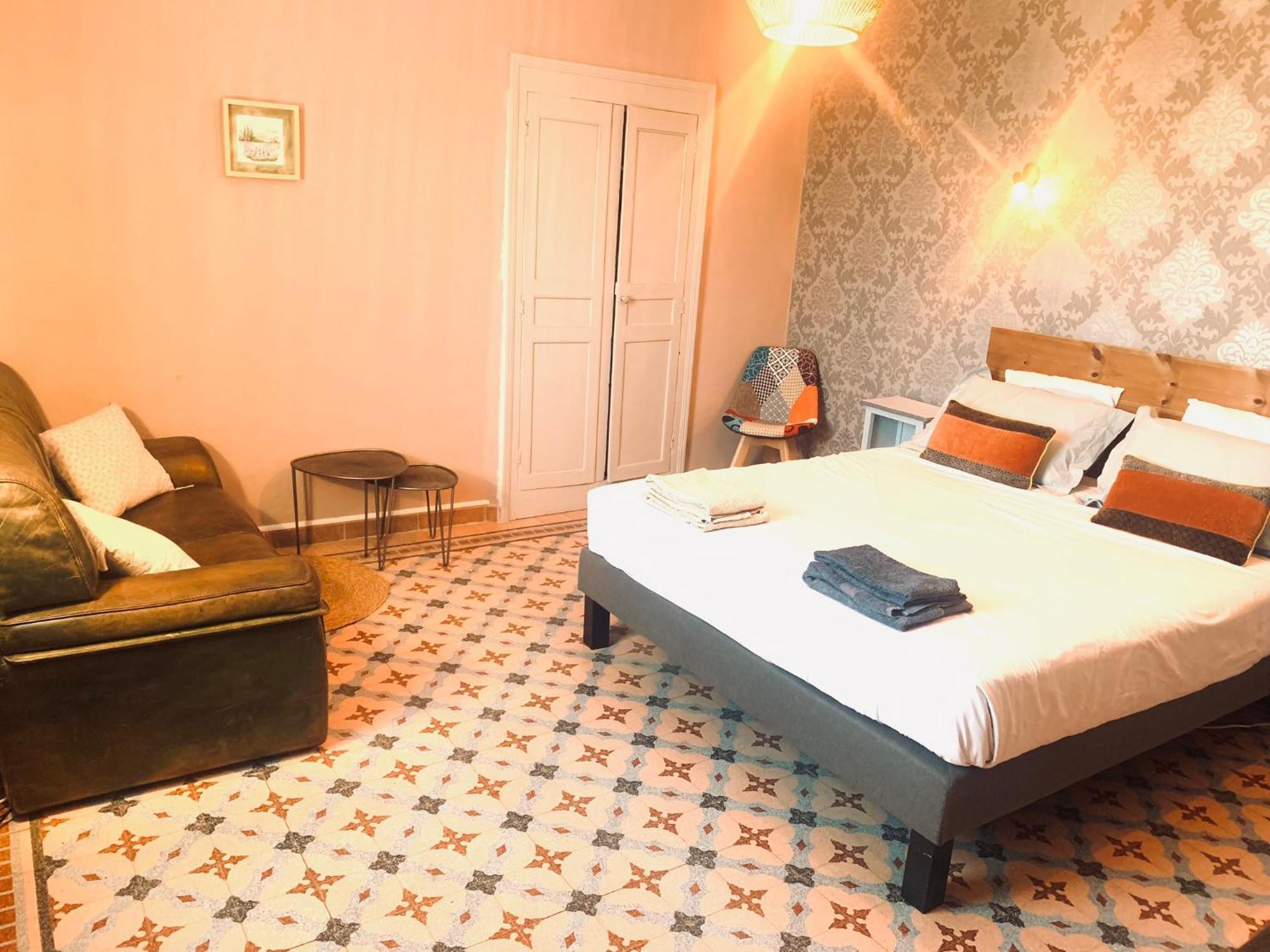 Saint-Sauveur-de-Cruzière Les Volets Rouges Bed & Breakfast エクステリア 写真