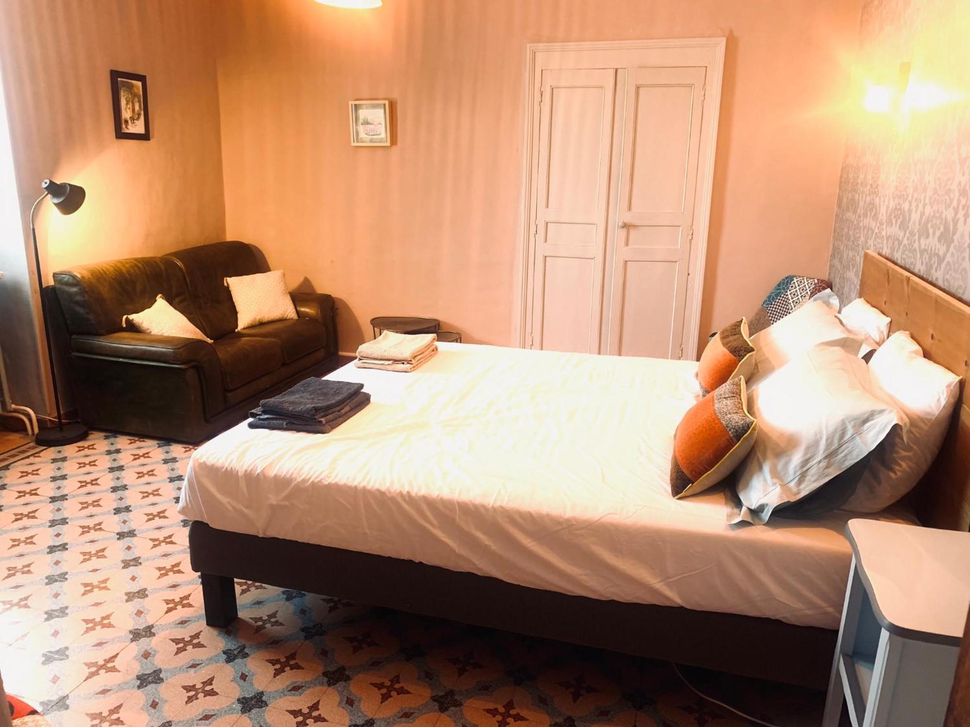 Saint-Sauveur-de-Cruzière Les Volets Rouges Bed & Breakfast エクステリア 写真